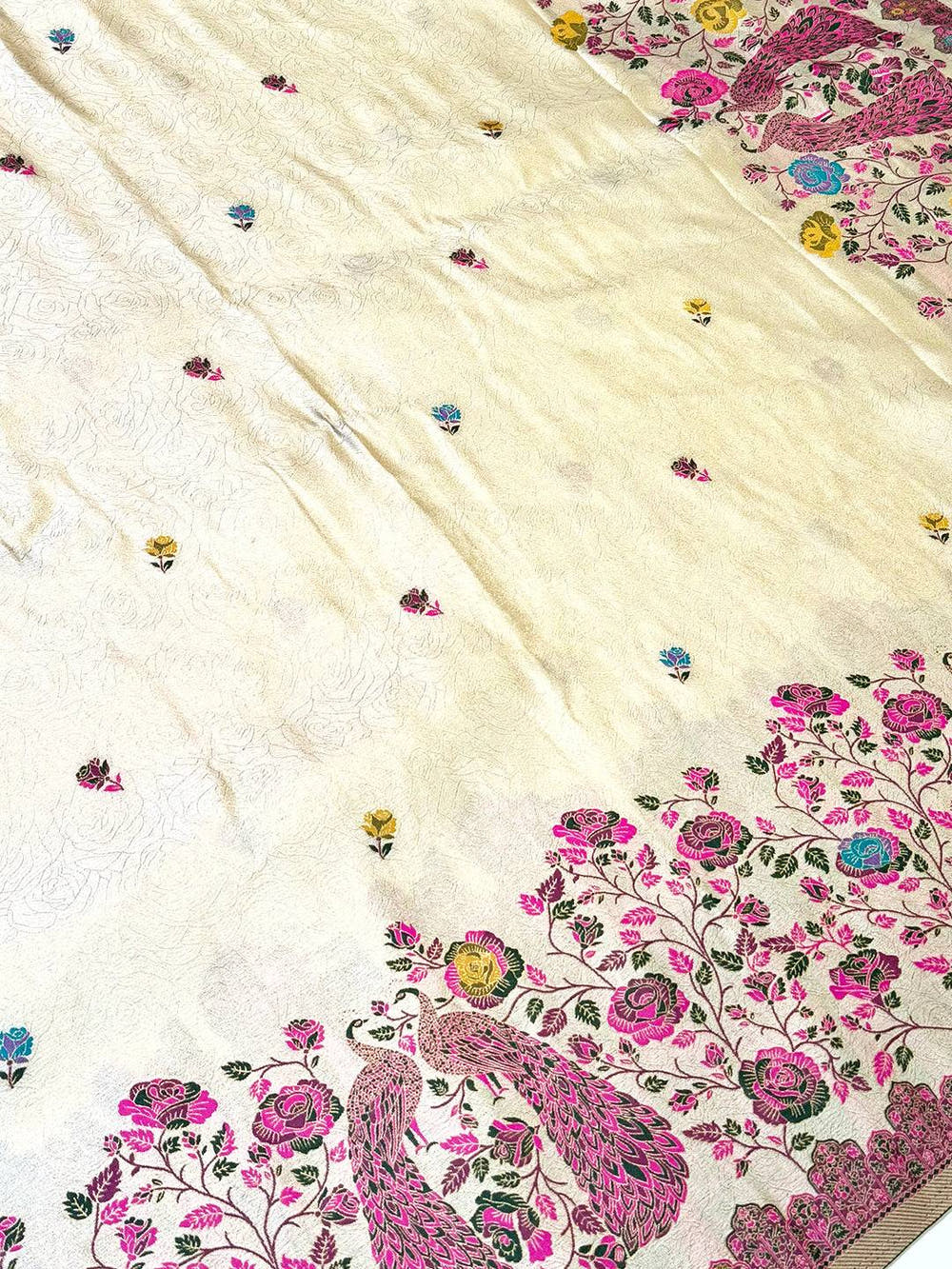 Elegant Paisley Jacquard Zari Weaving Saree