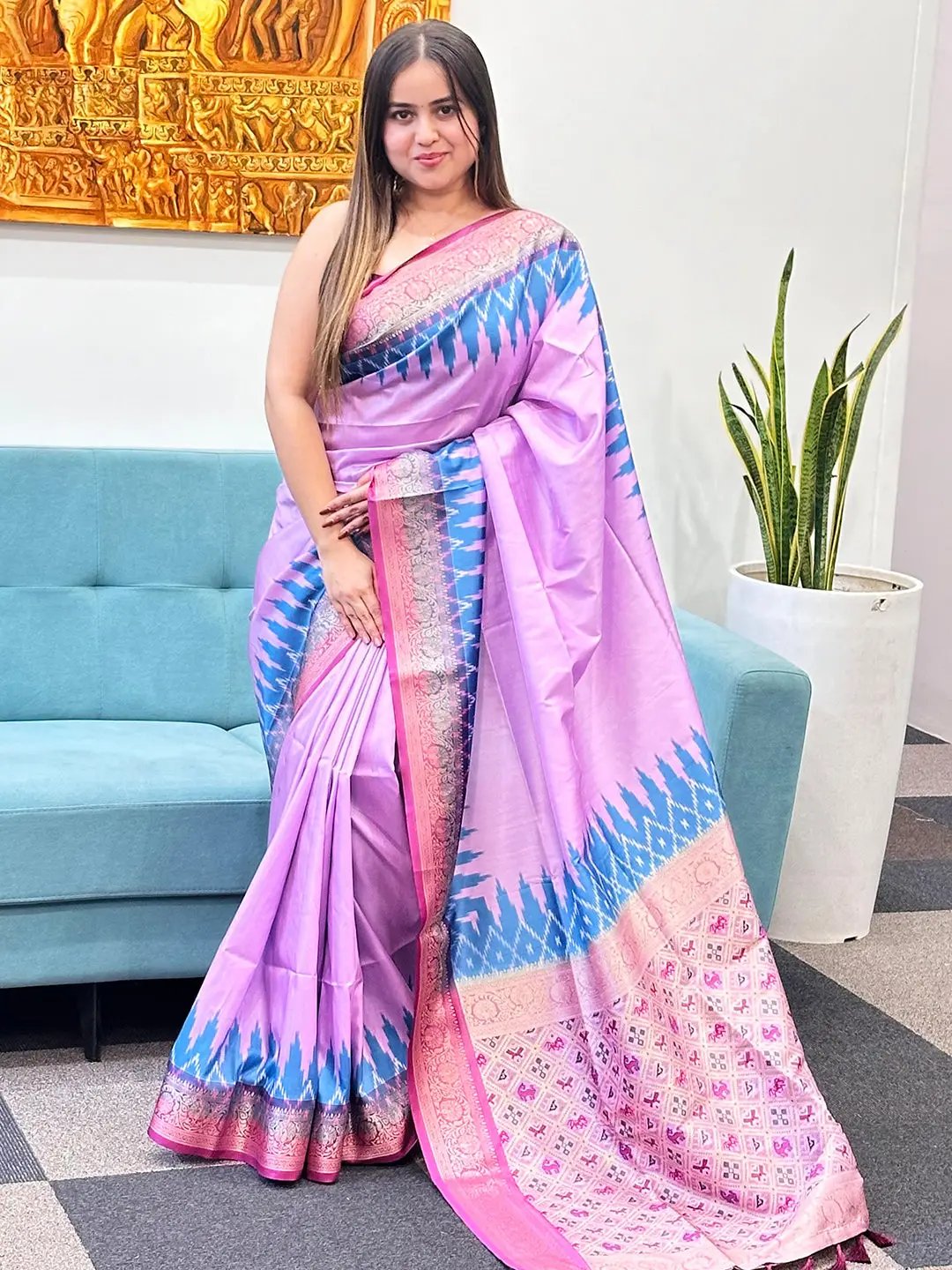 Beautiful Banarasi soft silk saree with detailed Jeqard weaving