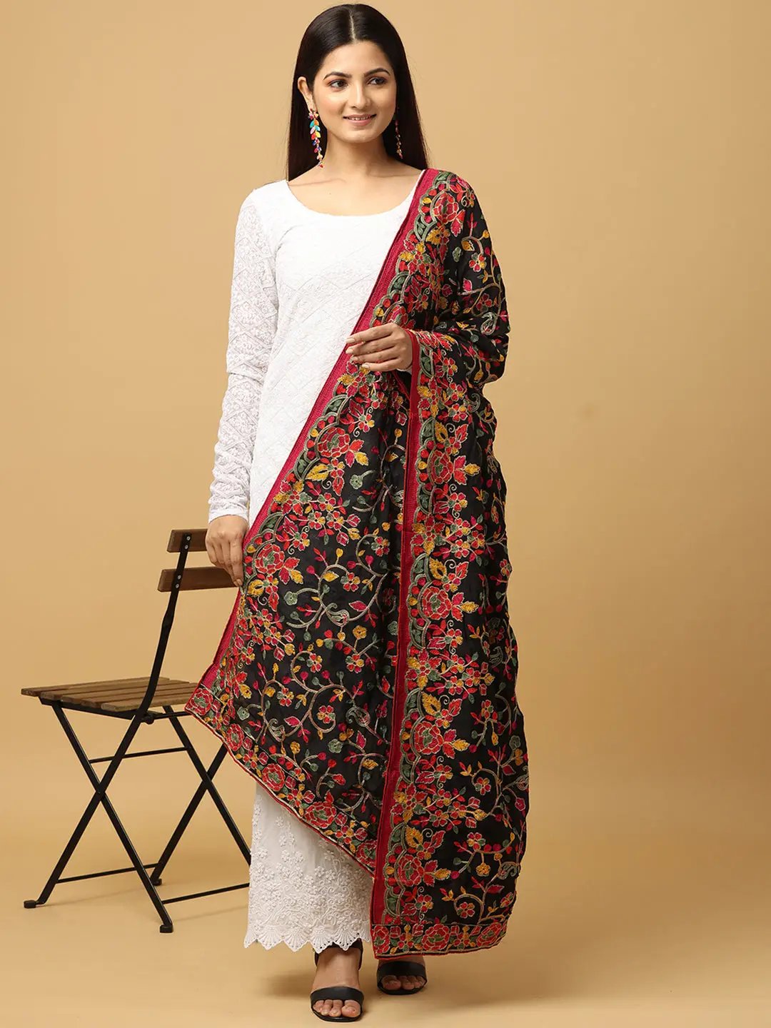 Front view of black dupatta with detailed pashmina threadwork.