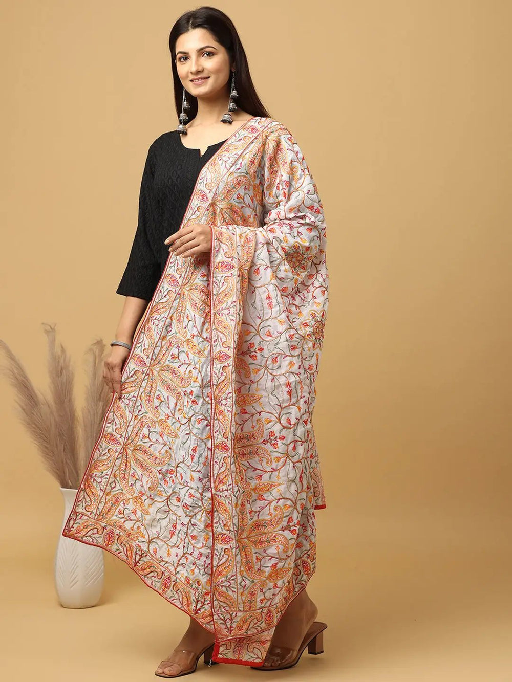 Elegant Bollywood white dupatta with detailed pashmina threadwork.