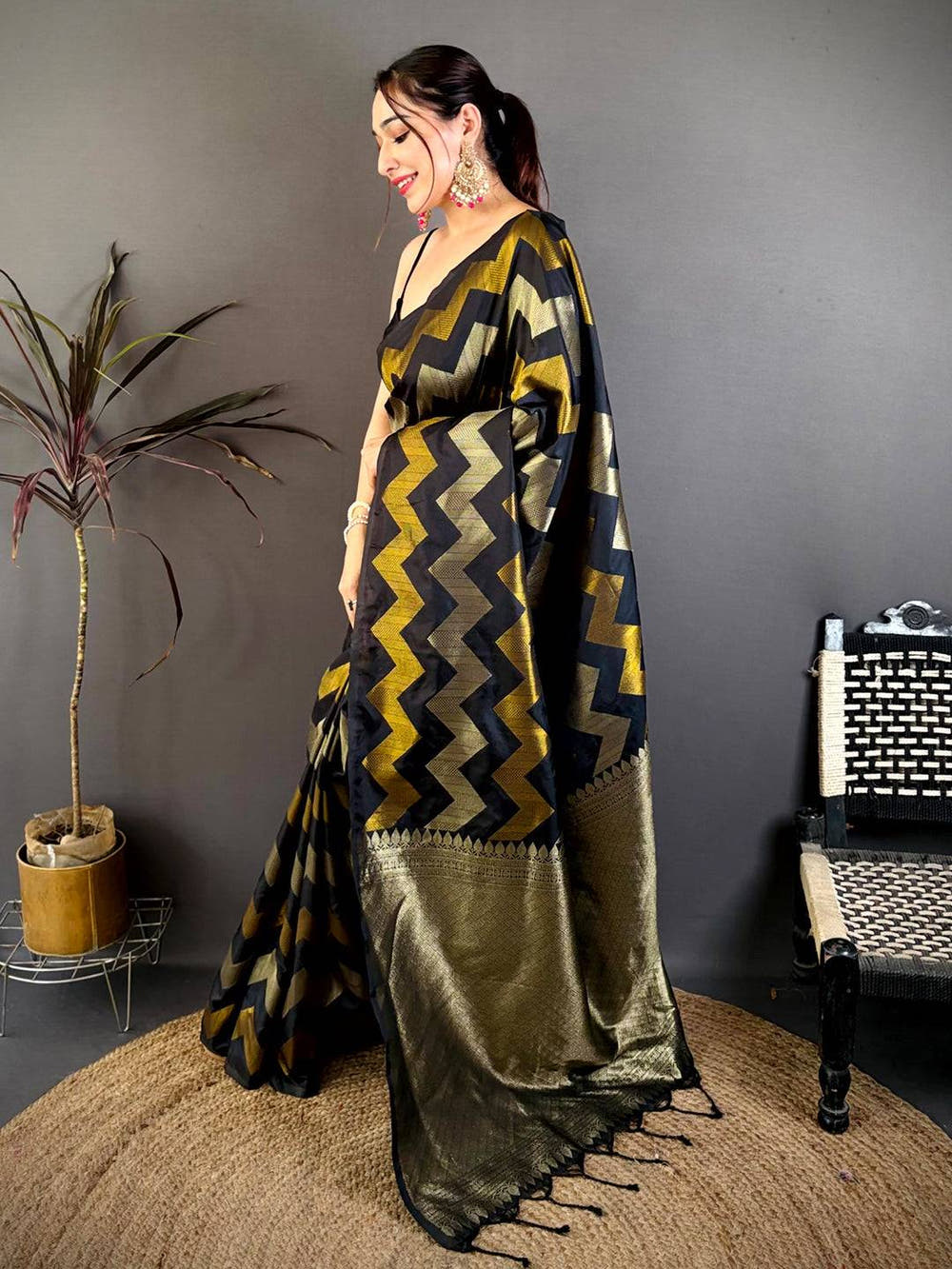 Black Soft Silk Geometric Zigzag Zari Saree