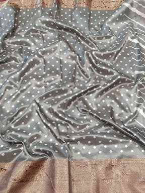 Fabric detail of Kanchi Zari Border Leheriya Saree with polka dots