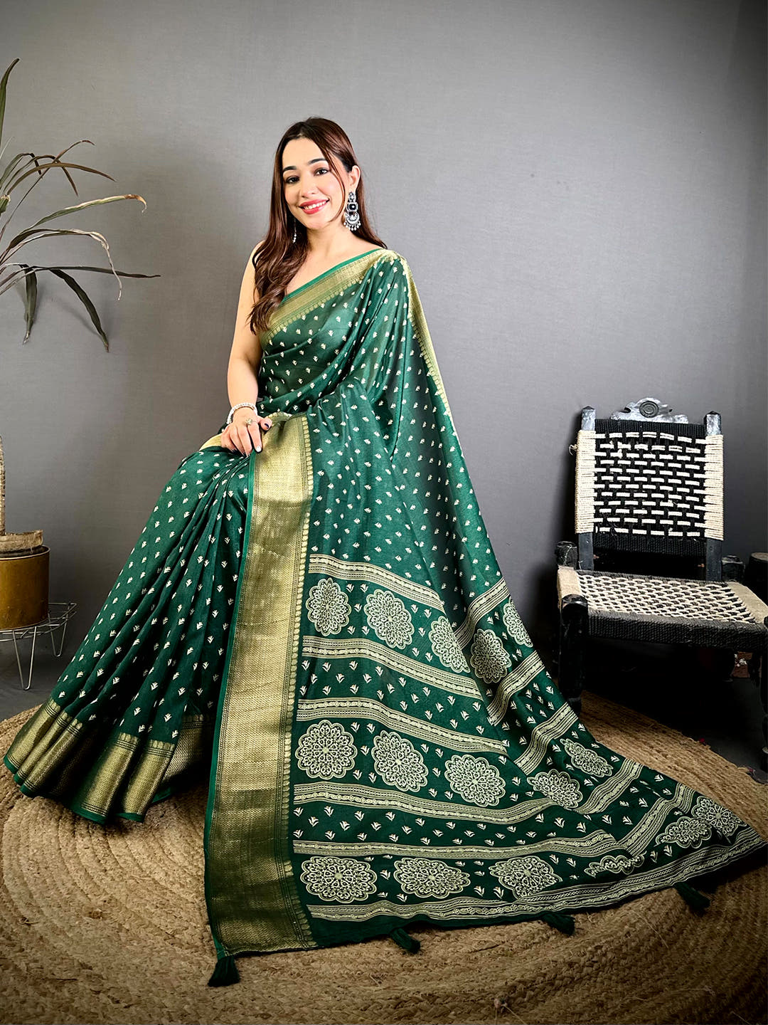 Green Small Leaf Butti Dola Saree