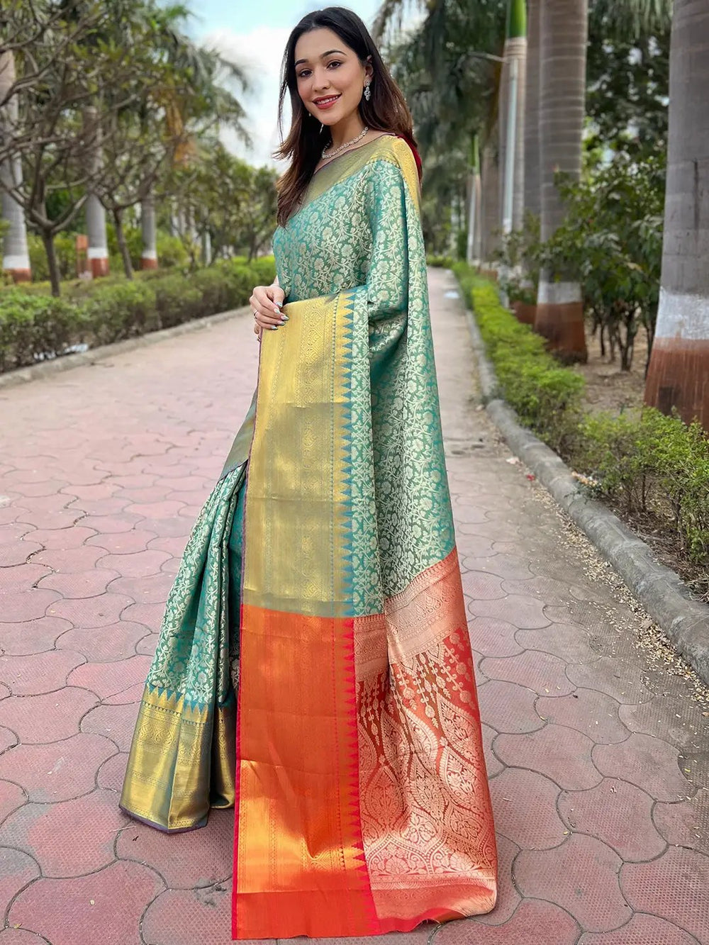 Elegant Kanjivaaram Saree in Rama Colour with Gold Tissue