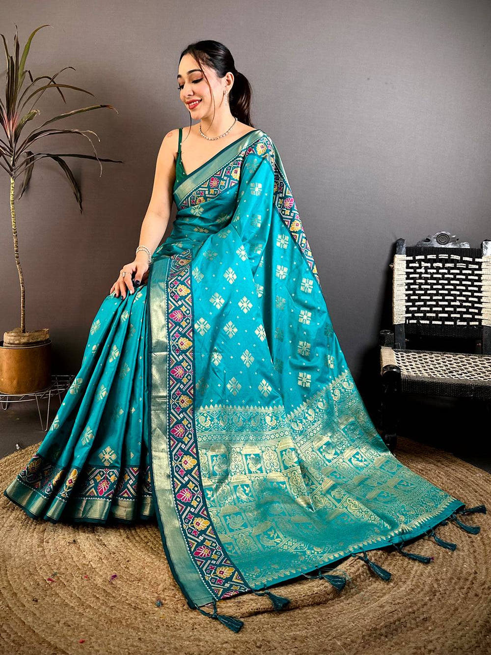 Stylish Gold Zari Double Tone Pattu Saree