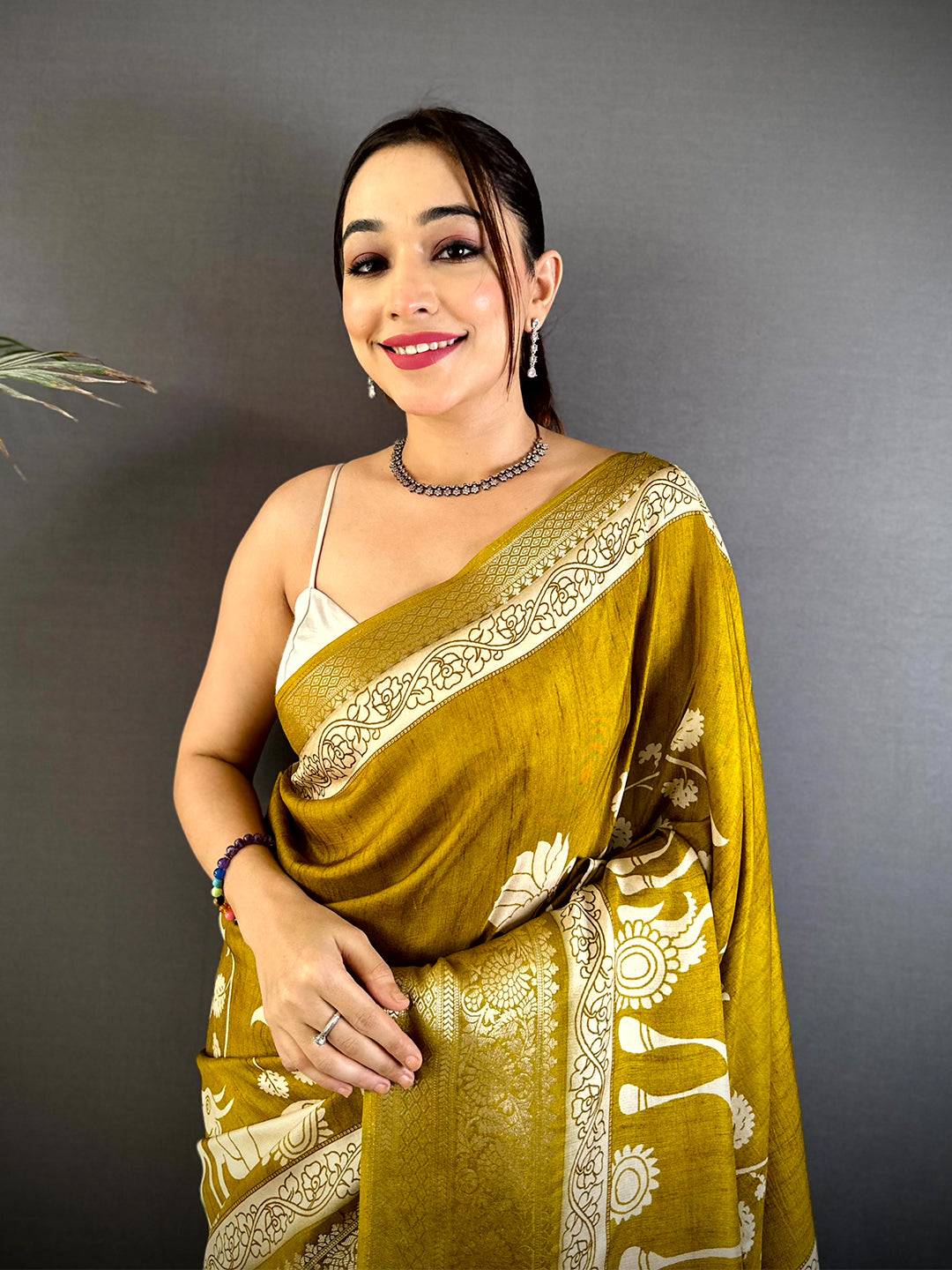 Tradition Self Zari Chex Viscose Dola Saree