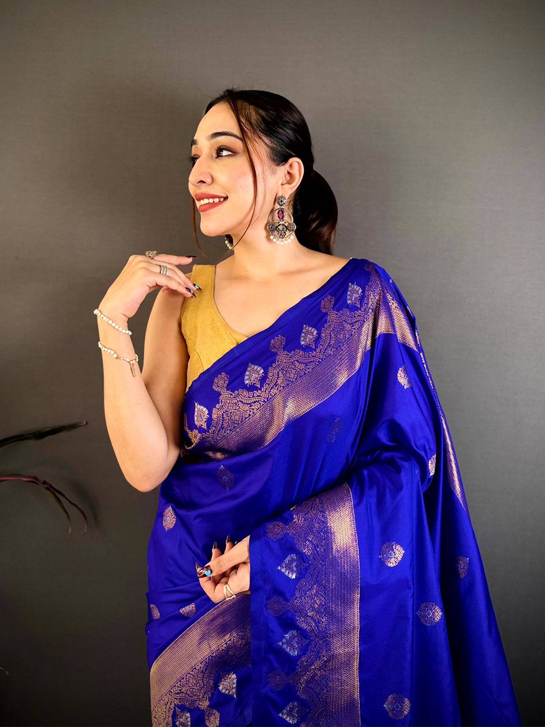 Classic Gold Woven Pallu Contrast Border Saree

