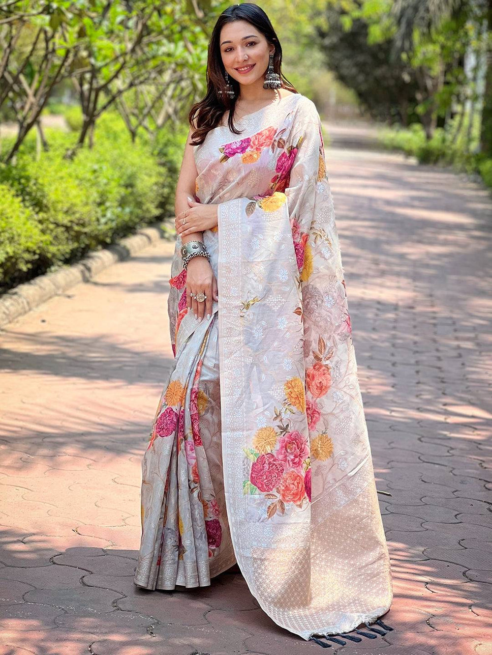 Model posing in grey Lakhnavi Bandla Zari saree with floral design