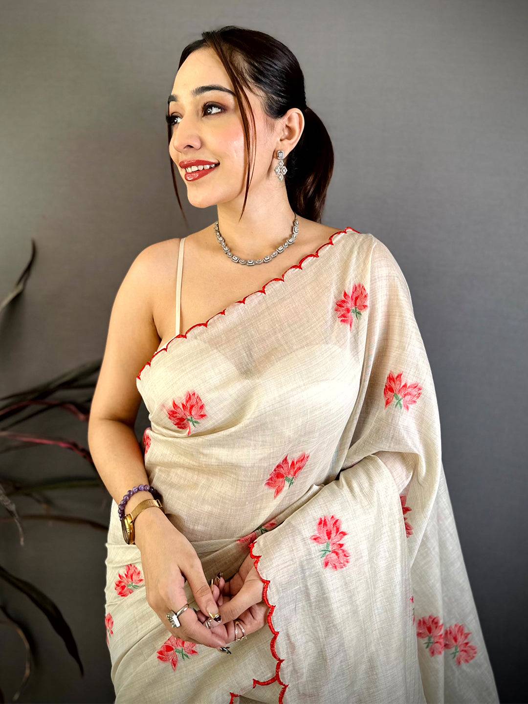 Opulent Mul Cotton Floral Weaving Saree