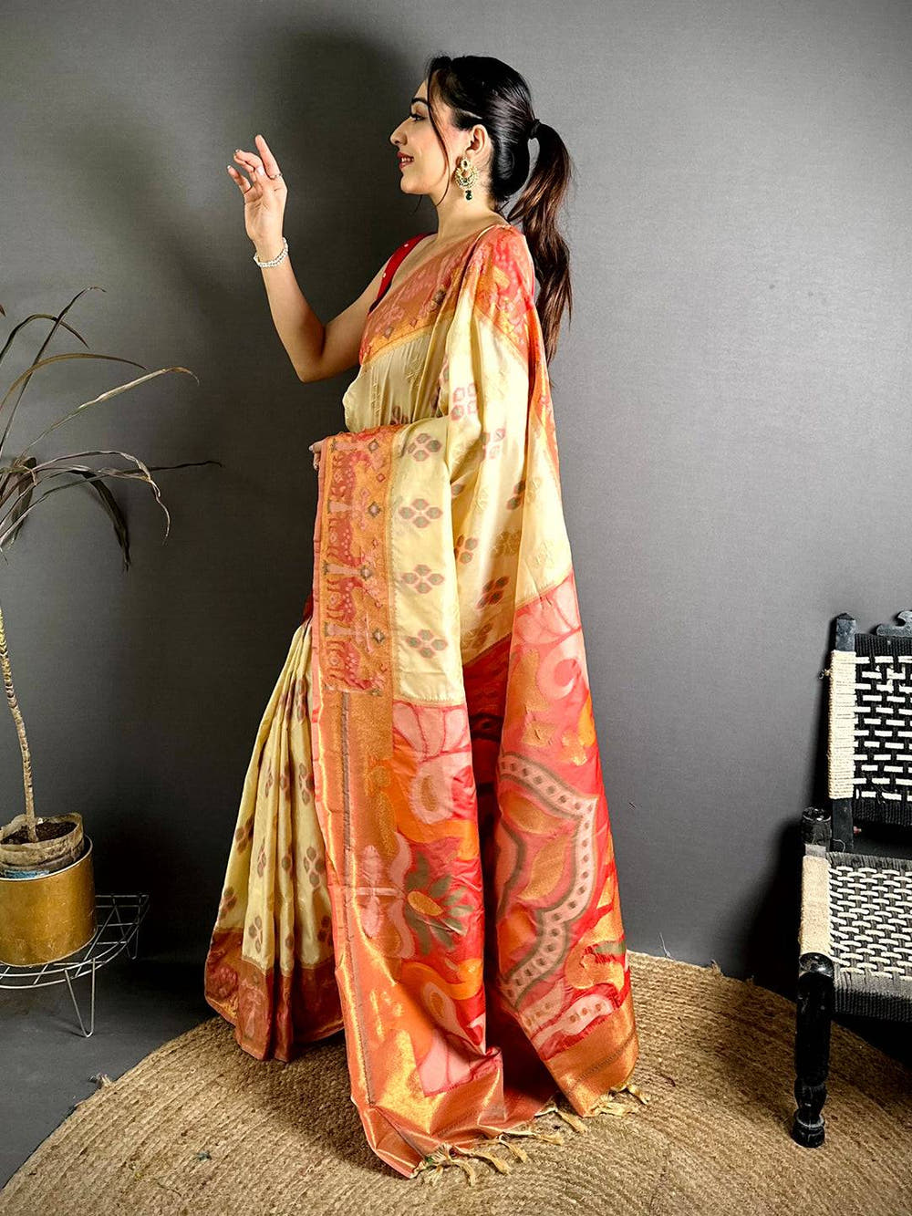 Celebrity Ikkat Weaving Soft Silk Saree