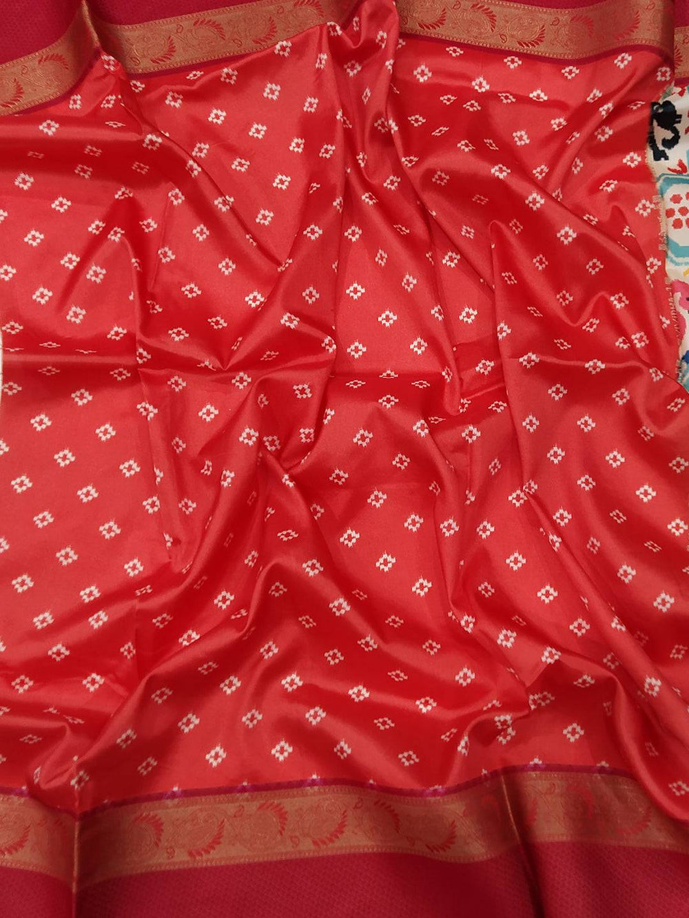 Detailed view of red Gadwal border on silk saree