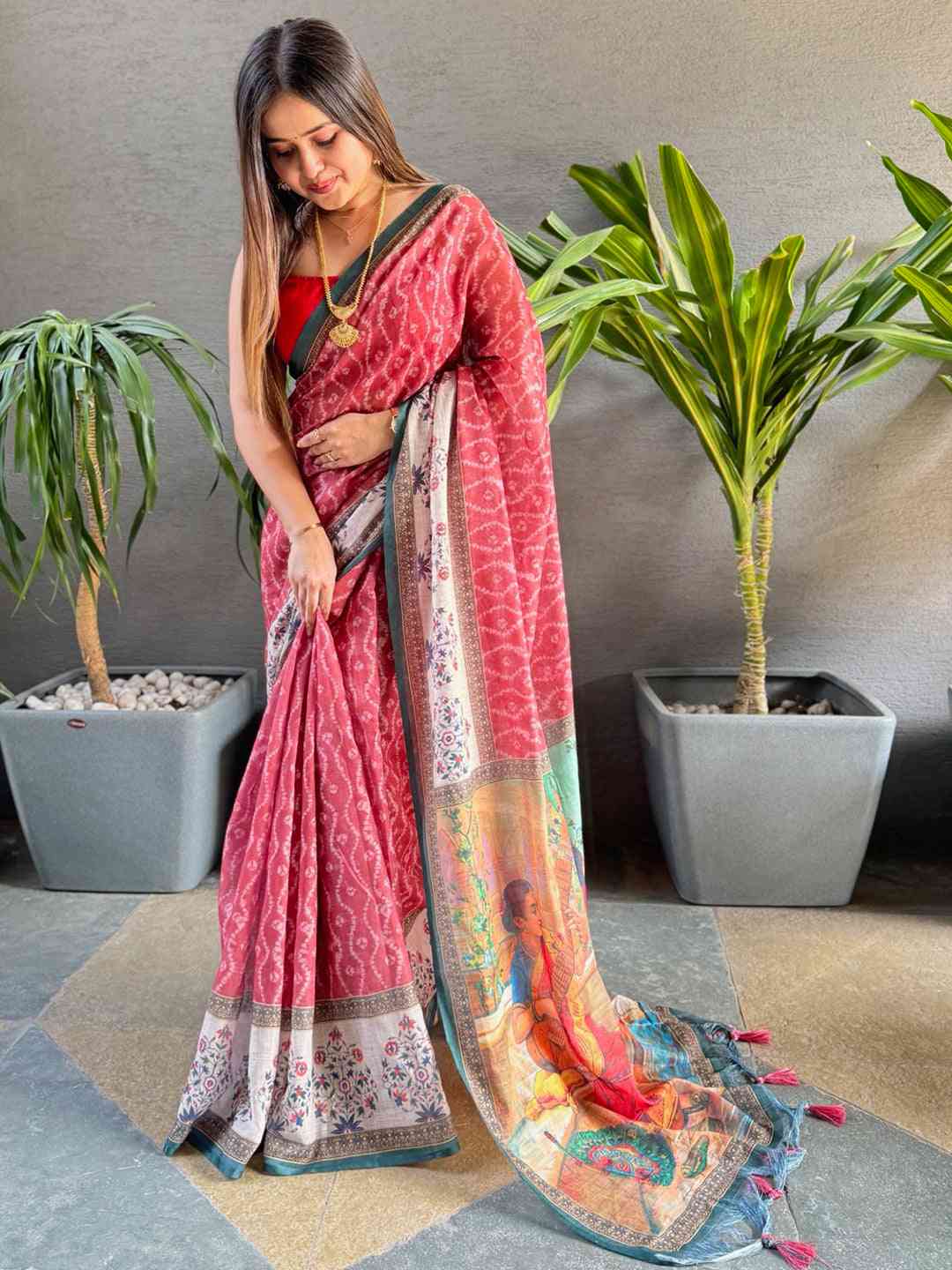 Gajari Ikkat saree with Kalamkari design, model adjusting saree