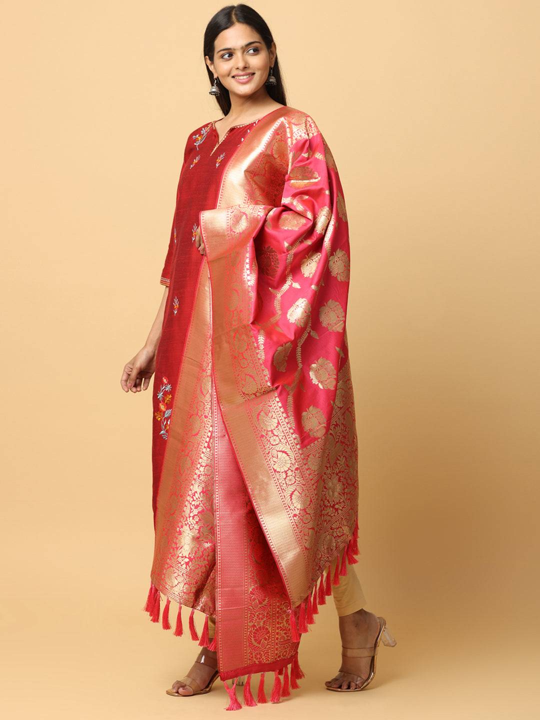 Sophisticated Gajari silk blend dupatta featuring rich designs