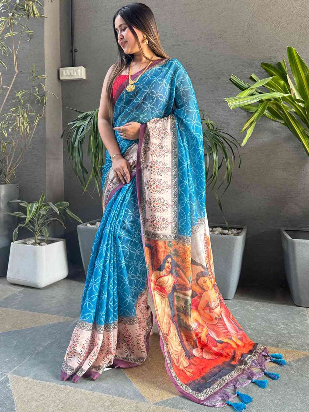Blue kalamkari saree with geometric print, model side view