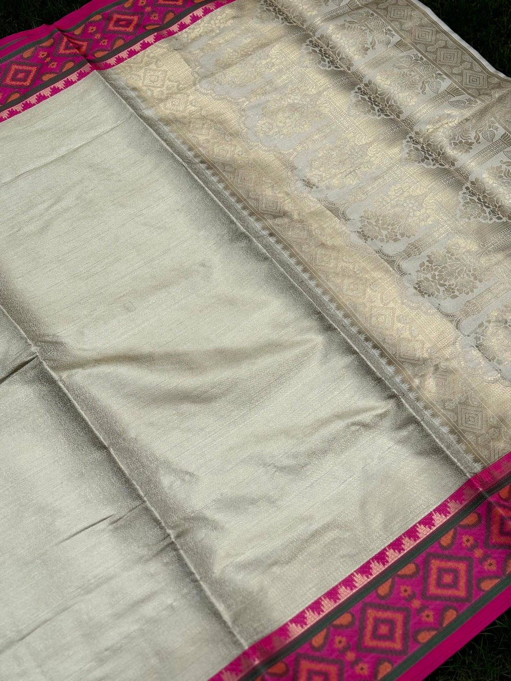 White Pochampally Ikkat Saree