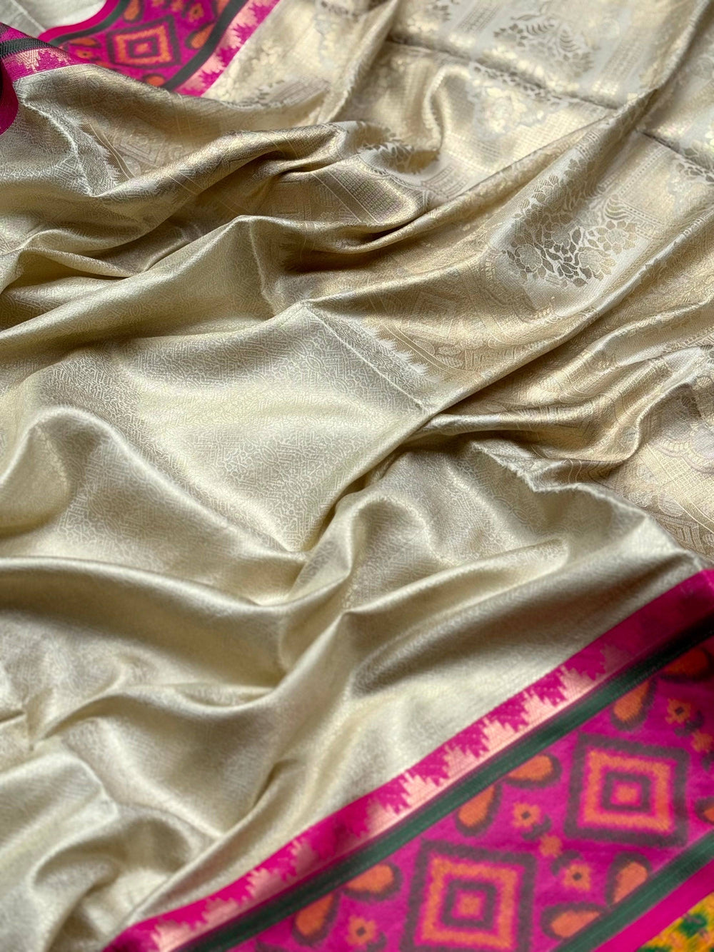 White Pochampally Ikkat Saree