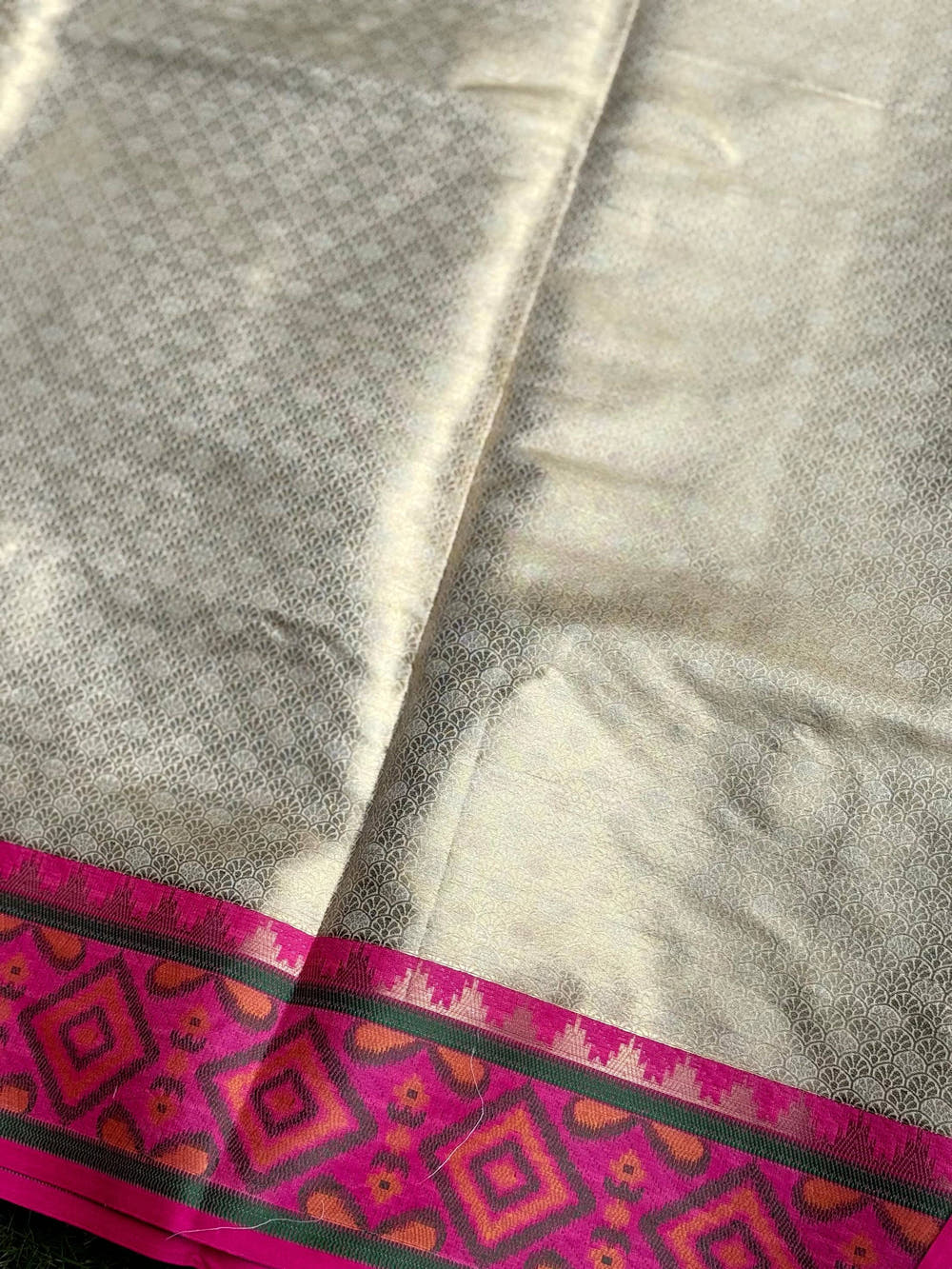 White Pochampally Ikkat Saree