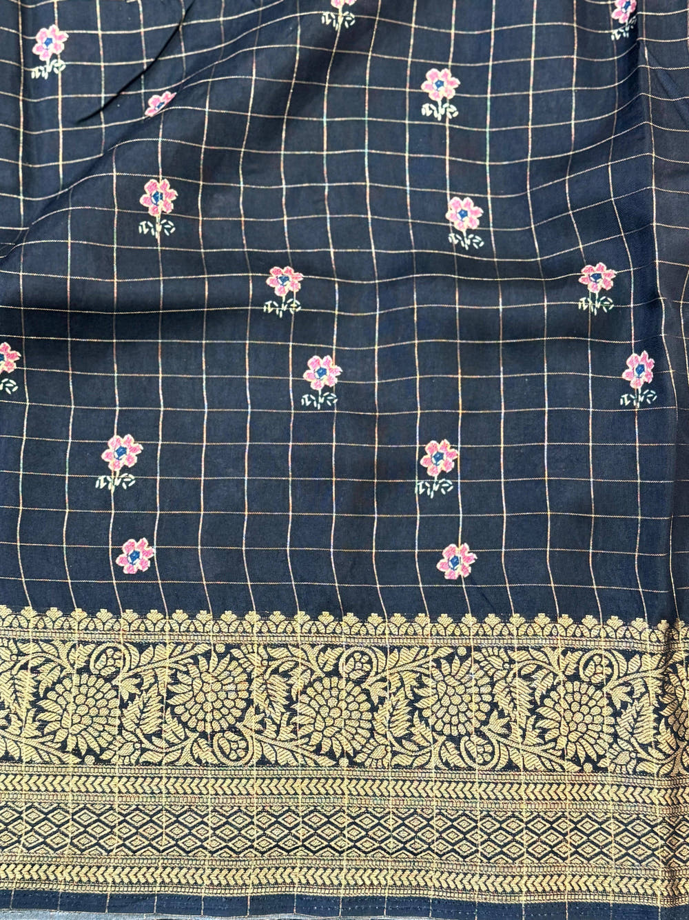 Graceful Pure Viscose Dola Check Saree