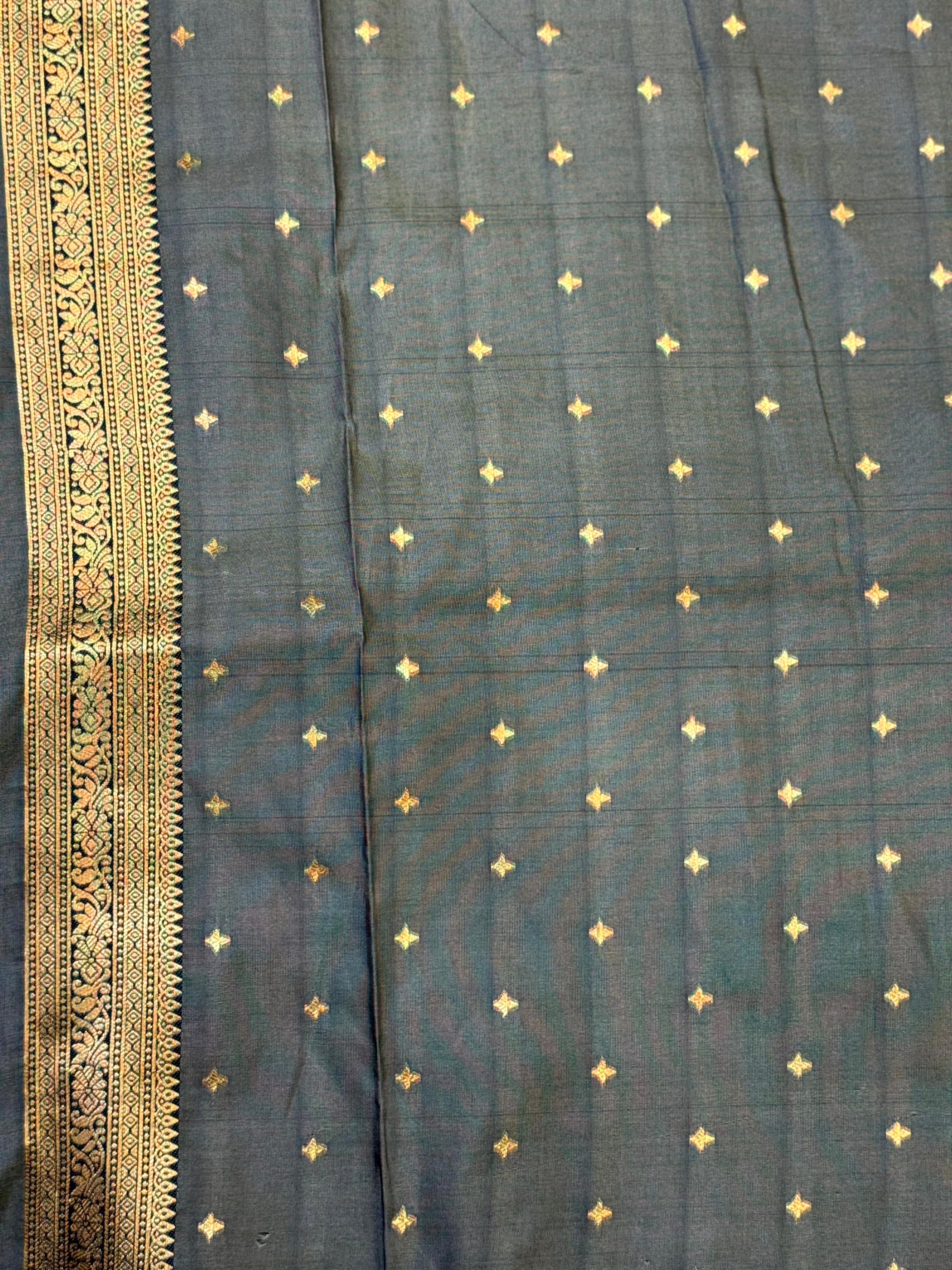 Royal Dual Tone Gold Zari Saree