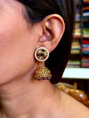 Splendid Gold Jhumka Earrings


