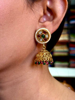 Splendid Gold Jhumka Earrings


