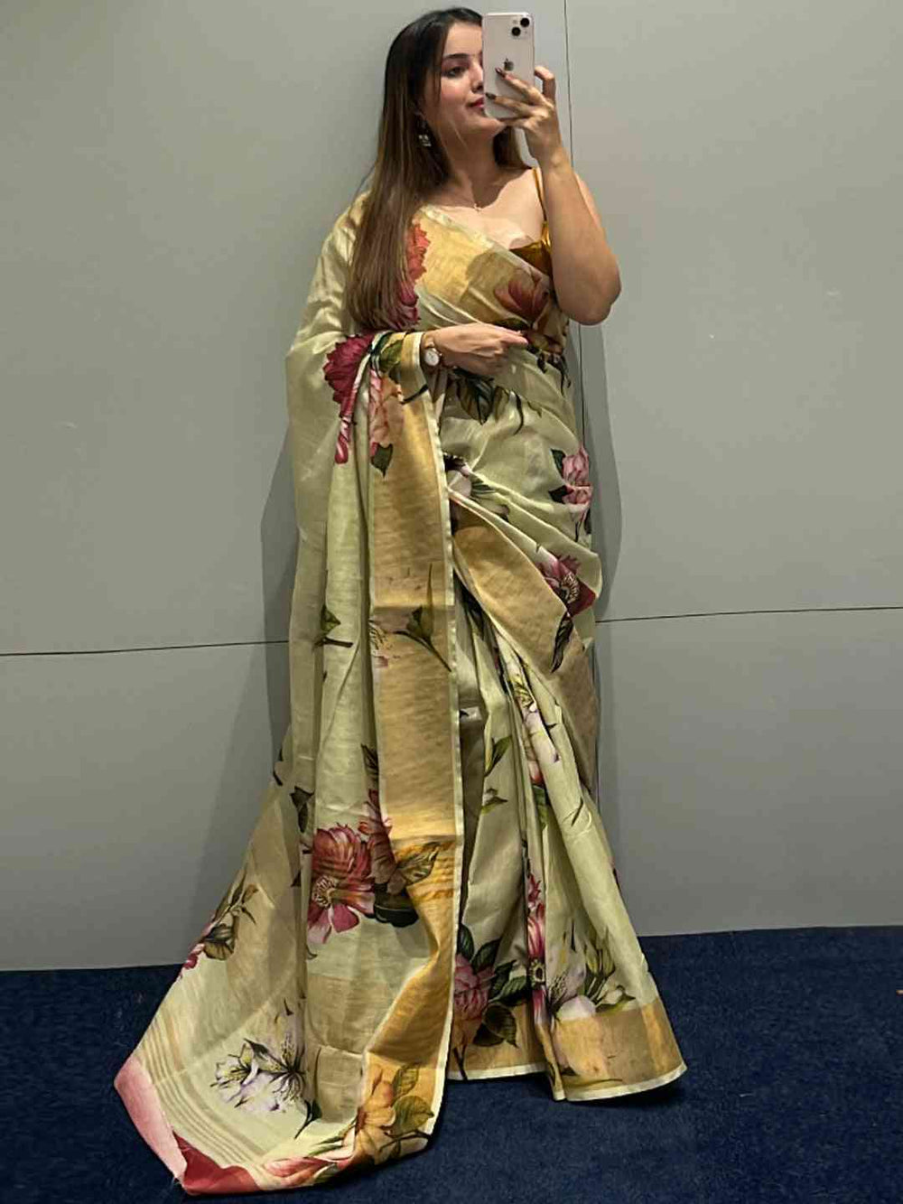 Graceful Floral Elegance Linen Saree with Zari border