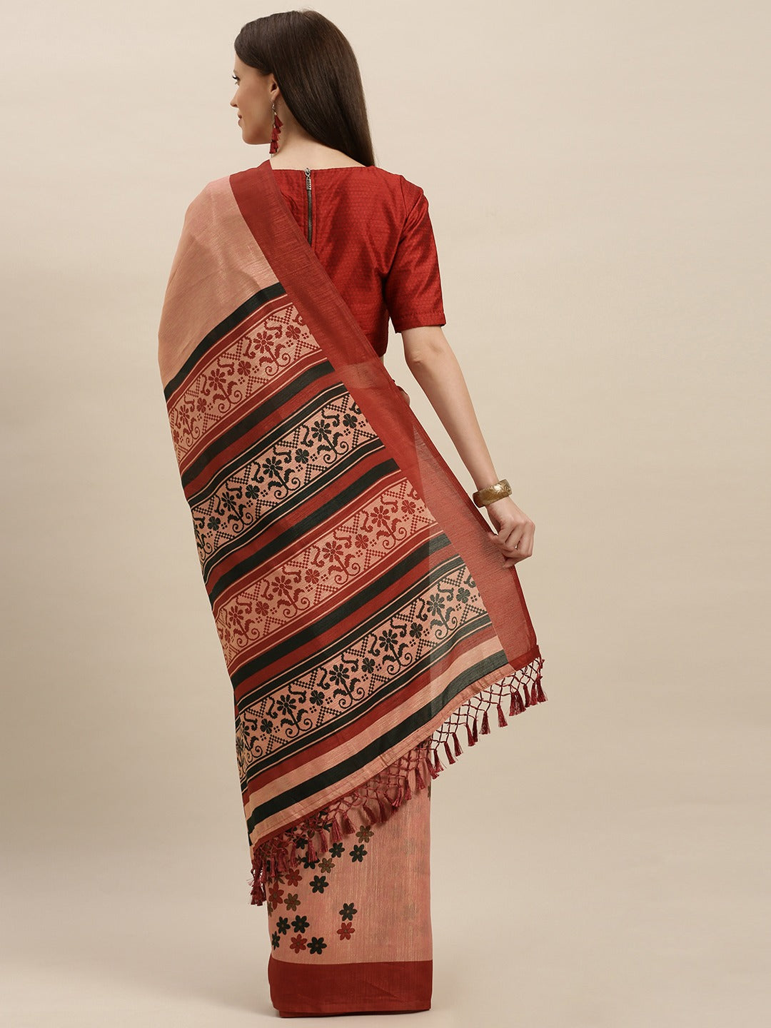 Stylish Gajari Colour Silk Saree With Solid Floral Print