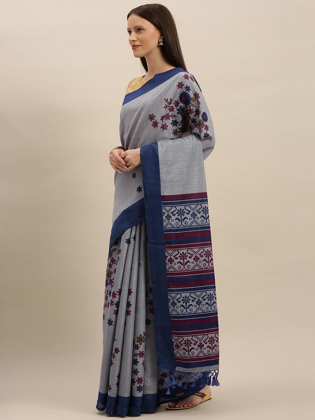Stylish Silk Saree With Solid Floral Print
