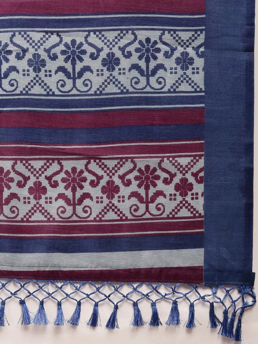Stylish Silk Saree With Solid Floral Print