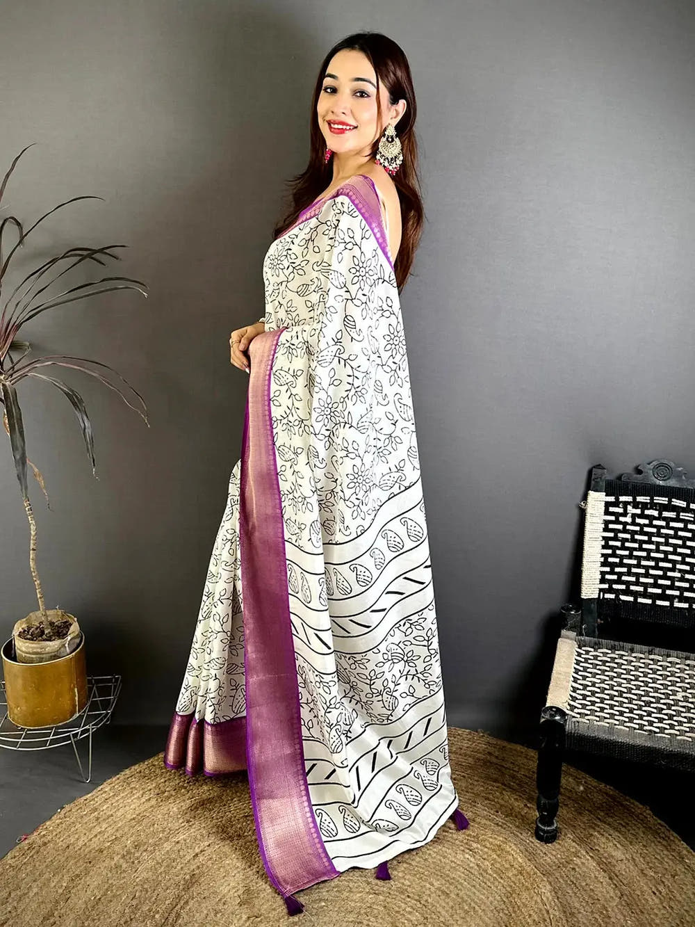 Stylish Soft Dola Silk Black Ink Kalamkari Saree