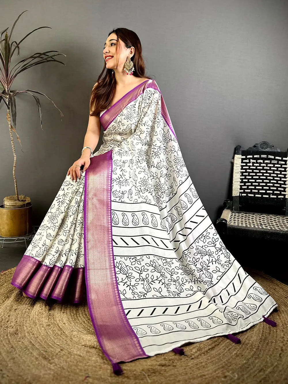 Stylish Soft Dola Silk Black Ink Kalamkari Saree
