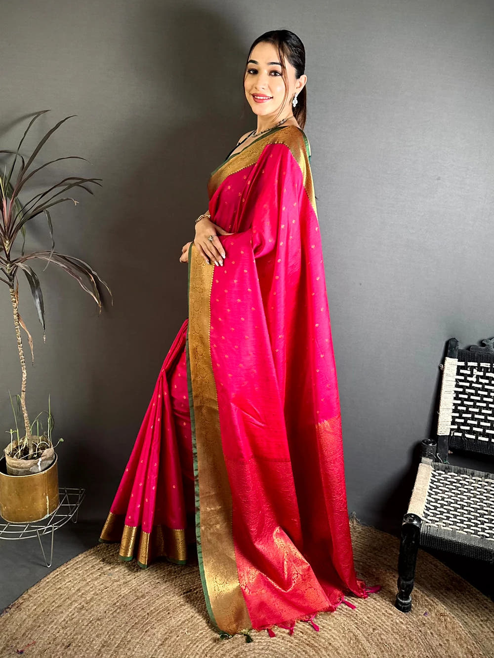 Royal Pink Raw Silk woven buti saree, side view of the woven pallu with tassels and the thin green edged border